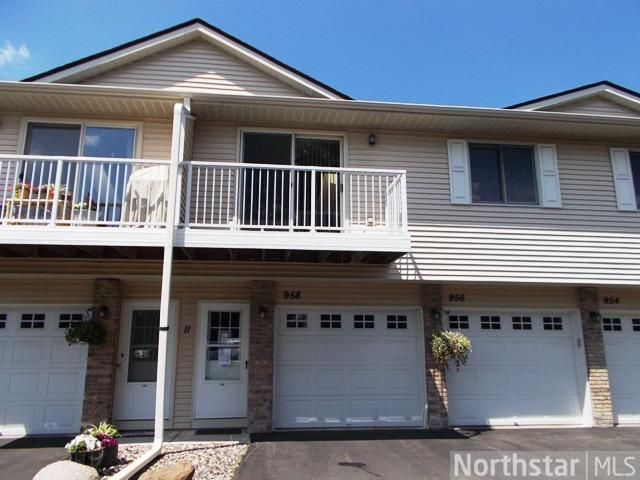 958 Pond View Ct, Saint Paul, MN 55127
