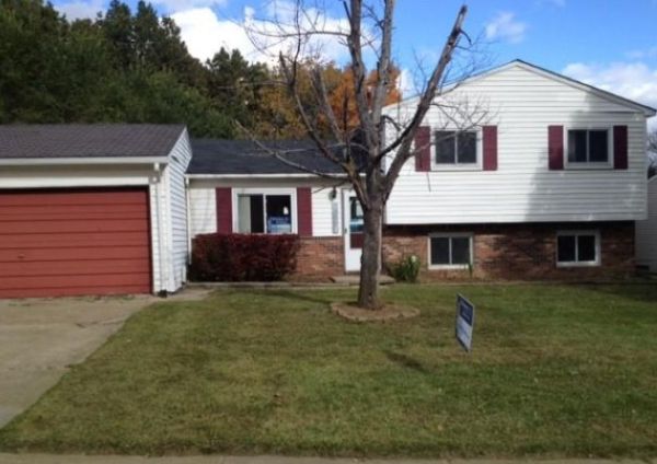 217 Woodlake Dr, Brighton, MI 48116