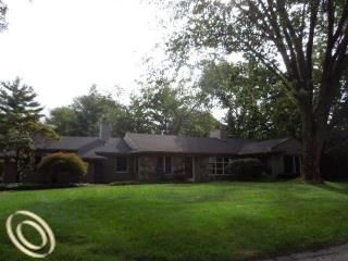 6355 E Surrey Rd, Bloomfield Hills, MI 48301