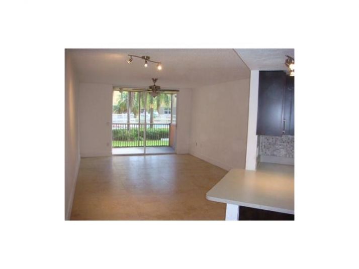 8255 LAKE DR # 105, Miami, FL 33166
