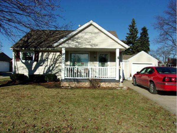 1327 E Broad St, Louisville, OH 44641