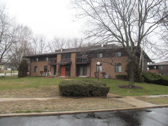 350 Park Hill Dr #B, Pewaukee, WI 53072