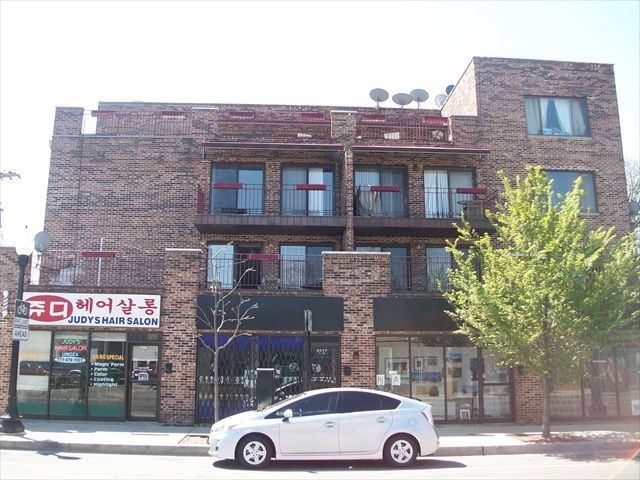 3217 W Bryn Mawr Ave Apt 304, Chicago, IL 60659