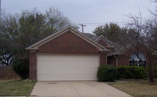 203 Valley Court, Euless, TX 76039