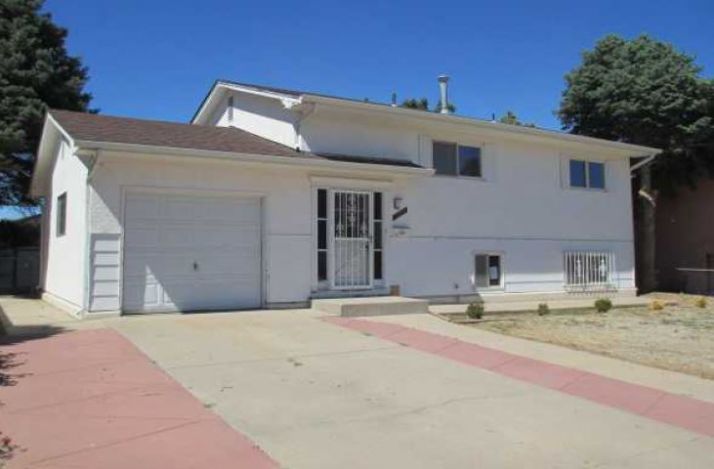 3725 Devonshire Ln, Pueblo, CO 81005