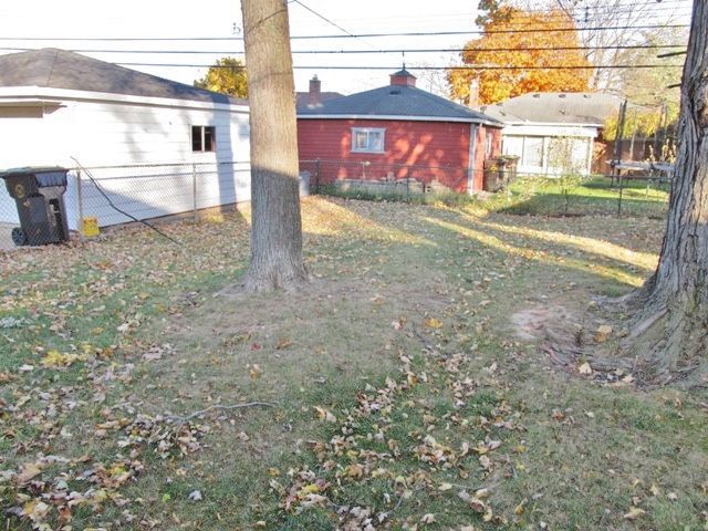 3165 Syckelmoore St, Trenton, MI 48183