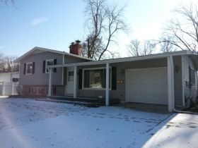 910 Dawn Ct, Dekalb, IL 60115