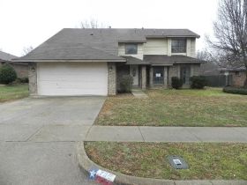 707 Dunaway Dr, Euless, TX 76040