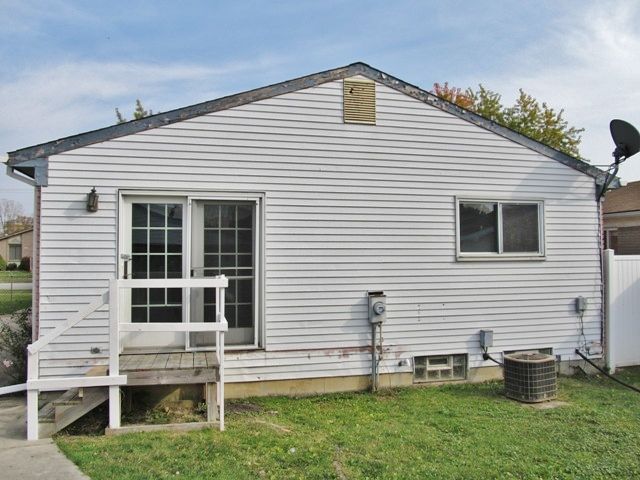 32148 Belcrest Rd, Rockwood, MI 48173