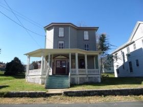 105 Hawksbill St N, Luray, VA 22835