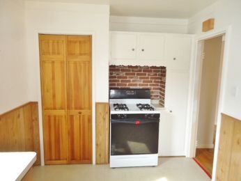 7949 Hipp St, Taylor, MI 48180