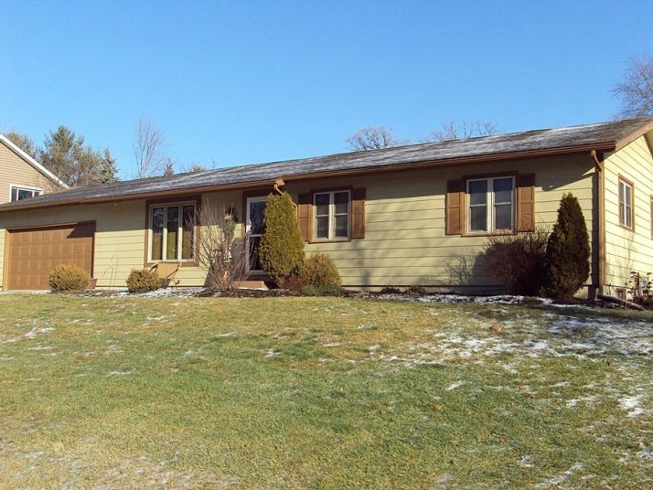 Estate Ct, Elkhorn, WI 53121