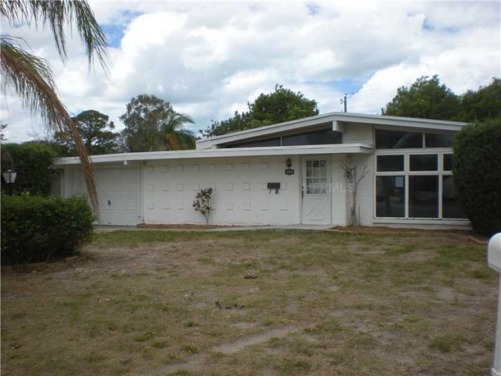 6420 Columbia Dr, Bradenton, FL 34207