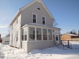 421 4th St, Waukegan, IL 60085