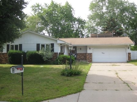 1400 Woodhill Ct, Saint Paul, MN 55125