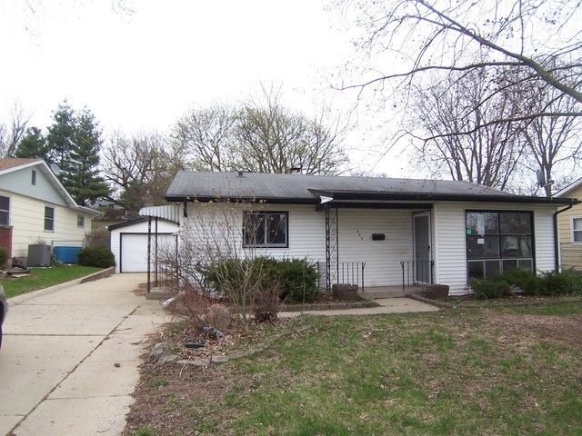 305 Hickory Dr, Crystal Lake, IL 60014