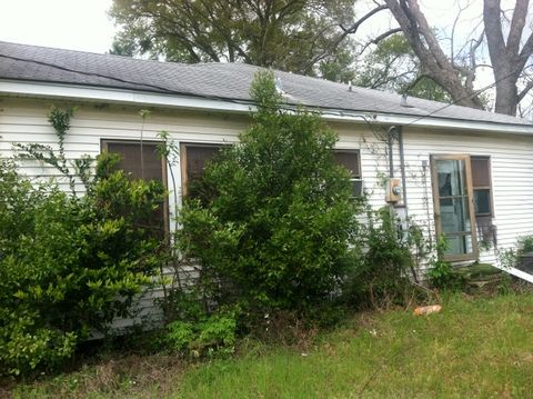 1813 S Houston St, Livingston, TX 77351