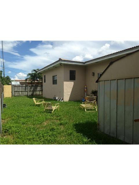1061 W 45 PL, Hialeah, FL 33012