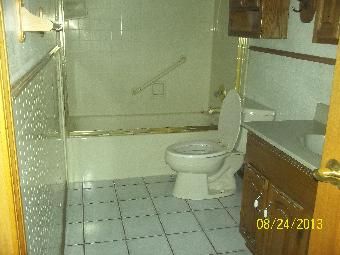 440 Robinhood Dr, Aurora, IL 60505