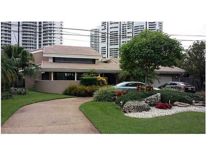 207 HOLIDAY DR, Hallandale, FL 33009