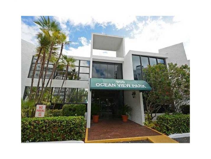 800 PARKVIEW DR # 825, Hallandale, FL 33009