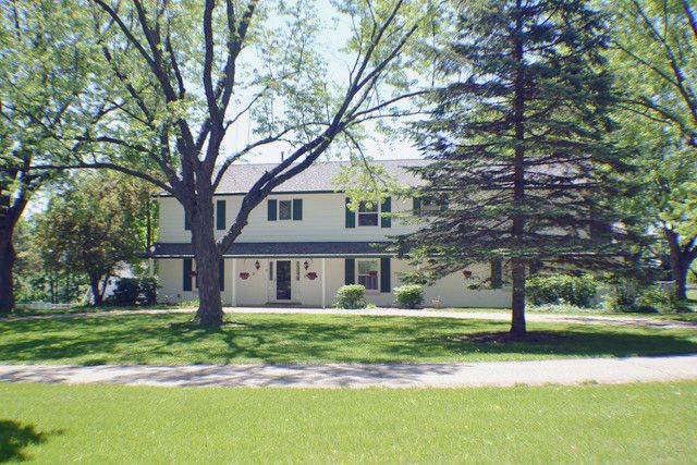 6411 Round Up Rd, Mchenry, IL 60050