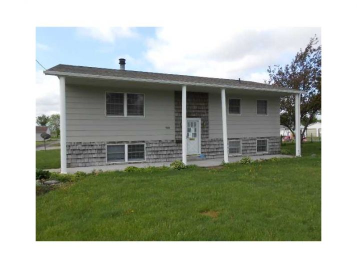 708 E 11th St, Vinton, IA 52349