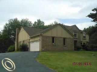 460 Peach Tree Ln, Milford, MI 48381