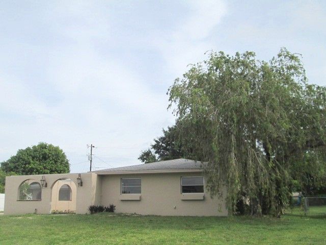 806 Gardensidecourt, Lehigh Acres, FL 33936