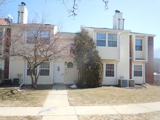 1333 E Wyndham Cir Apt 205, Palatine, IL 60074