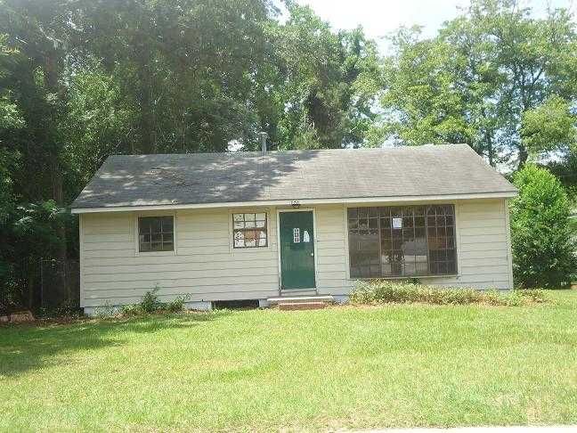 370 S 6th St, Jesup, GA 31545