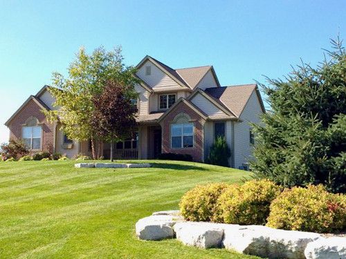 W279N5753 Walnut Grove Dr, Sussex, WI 53089