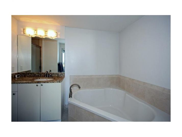 1830 Radius Dr # 908, Hollywood, FL 33020