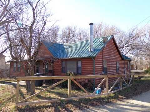 1303 3rd St, Clay Center, KS 67432