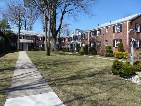 190 Knickerbocker Rd Apt 11, Englewood, NJ 07631