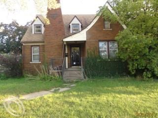 341 Elizabeth Lake Rd, Pontiac, MI 48341