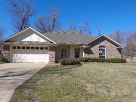 16 White Oak Ln, Texarkana, TX 75501