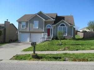 1107 Nwscenic Dr, Grain Valley, MO 64029