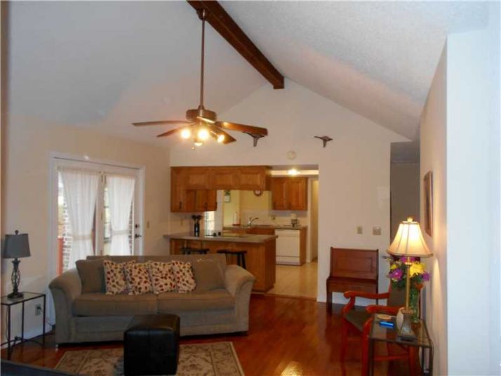 8 Country Club Dr, Eureka Springs, AR 72631