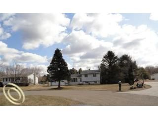 2174 River Bend Ct, Lapeer, MI 48446