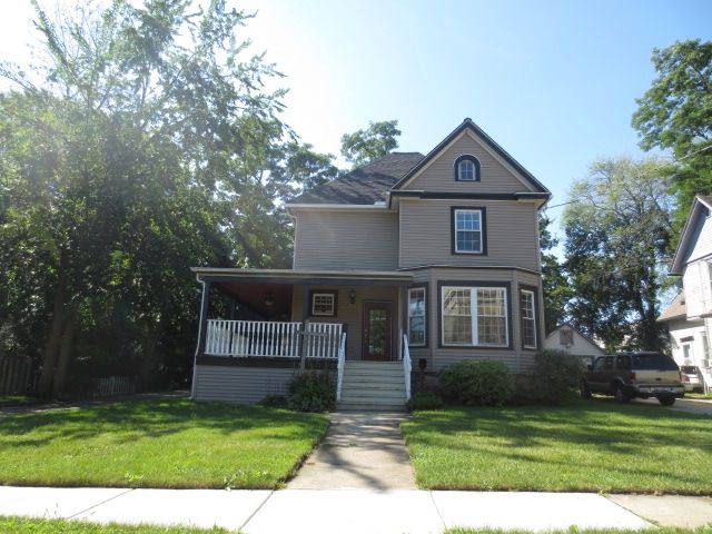 321 Lincoln Ave, Woodstock, IL 60098
