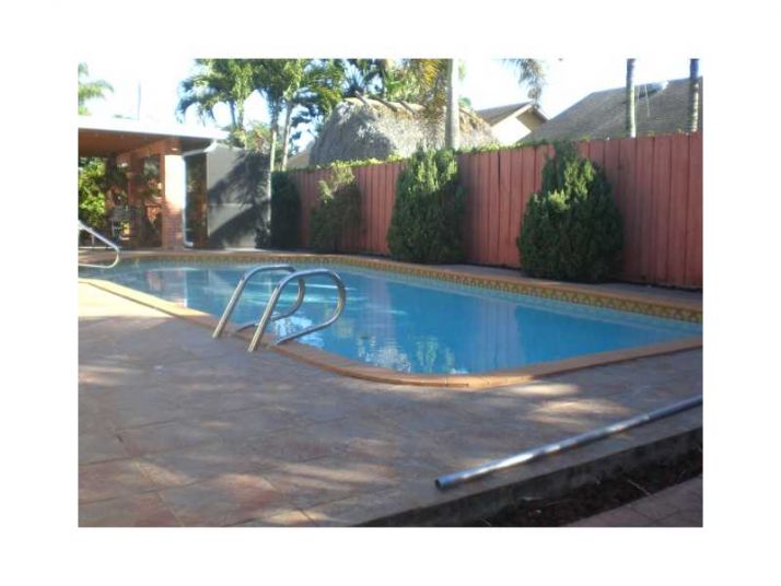 10221 SW 132 AV, Miami, FL 33186