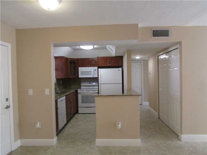 9375 FONTAINEBLEAU BL # L317, Miami, FL 33172