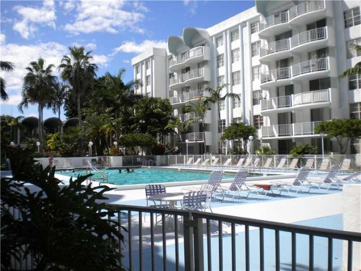 492 NW 165 ST # C-211, Miami, FL 33169