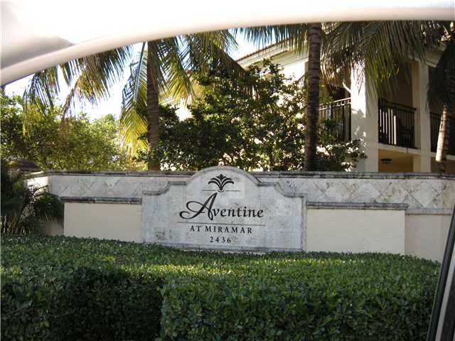 2490 CENTERGATE DR # 103, Hollywood, FL 33023