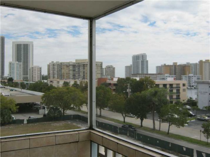 2200 E HALLANDALE BEACH BL # 512, Hallandale, FL 33009