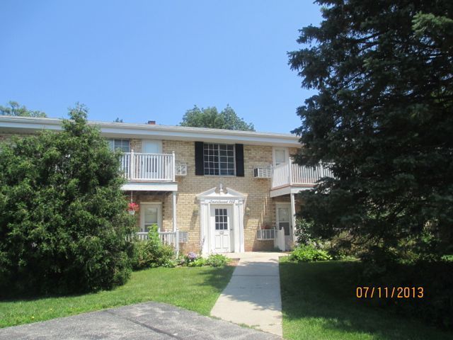 152 Heidel Rd Apt 2, Thiensville, WI 53092
