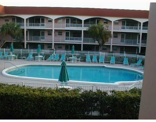581 BLUE HERON DR # 223, Hallandale, FL 33009