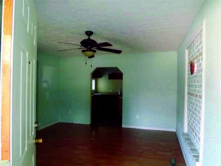 Hawthorne W, Aurora, MO 65605