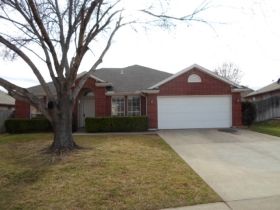 210 Chasemore Ln, Arlington, TX 76018